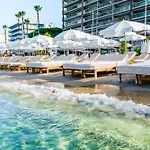 4 Guests Front Of The Sea *