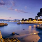 4 Guests Front Of The Sea *