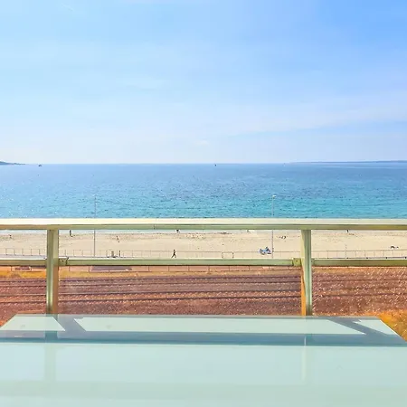 4 Guests Front Of The Sea Hébergement de vacances Antibes