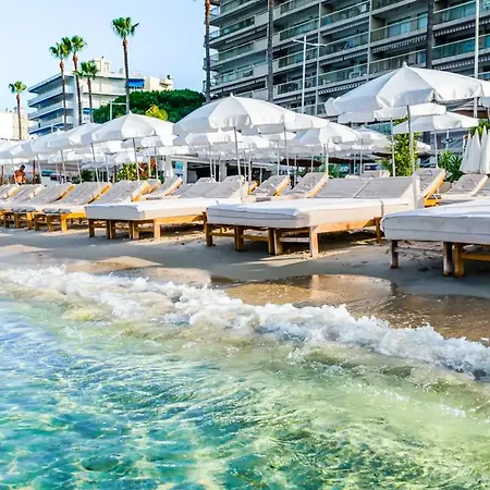 4 Guests Front Of The Sea *