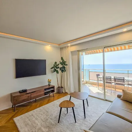4 Guests Front Of The Sea *
