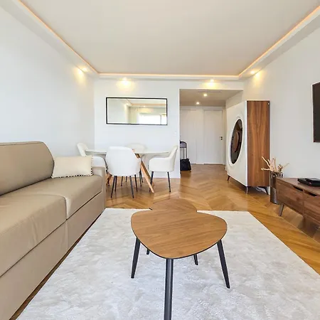 4 Guests Front Of The Sea *