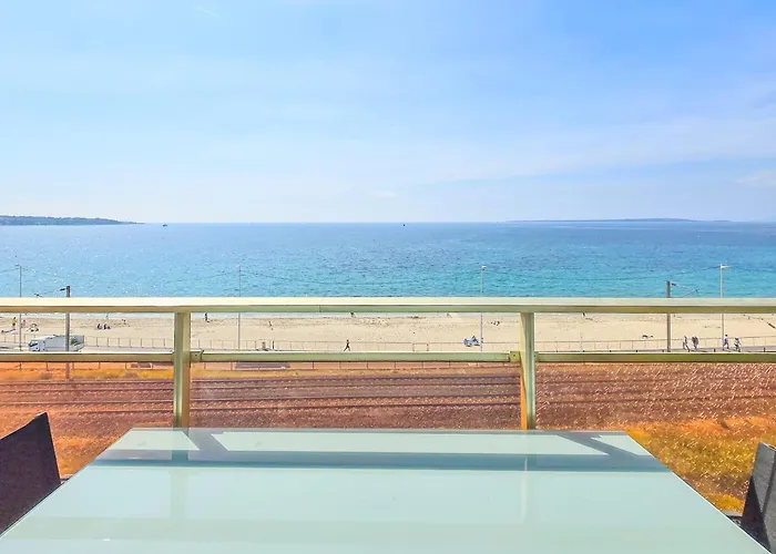 4 Guests Front Of The Sea Hébergement de vacances Antibes