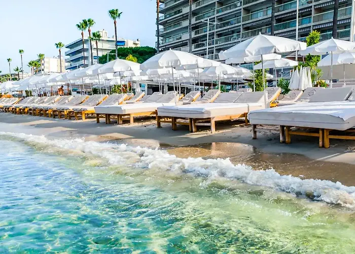 4 Guests Front Of The Sea *