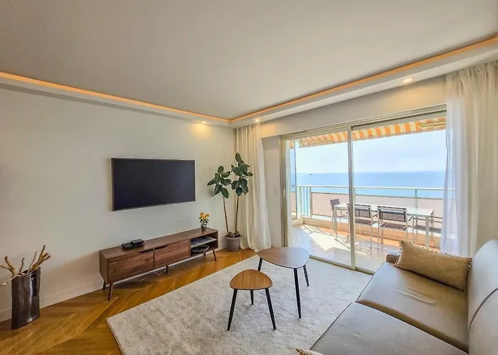 4 Guests Front Of The Sea *