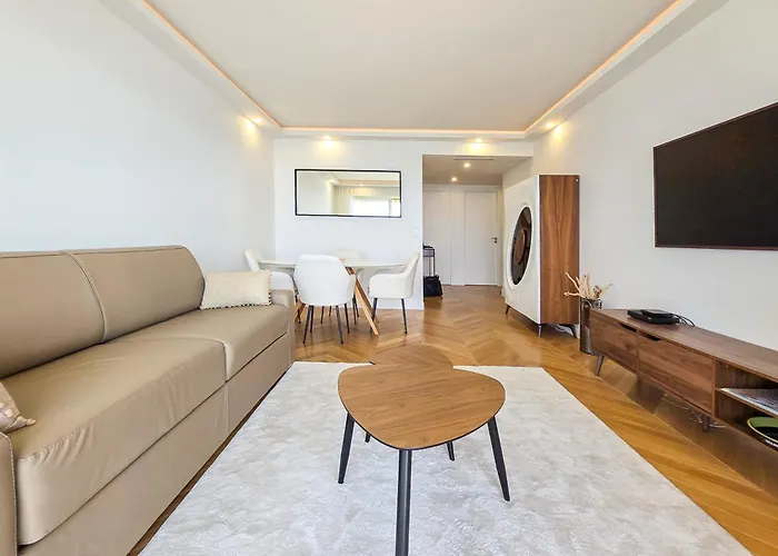 4 Guests Front Of The Sea *