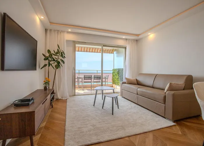 4 Guests Front Of The Sea *