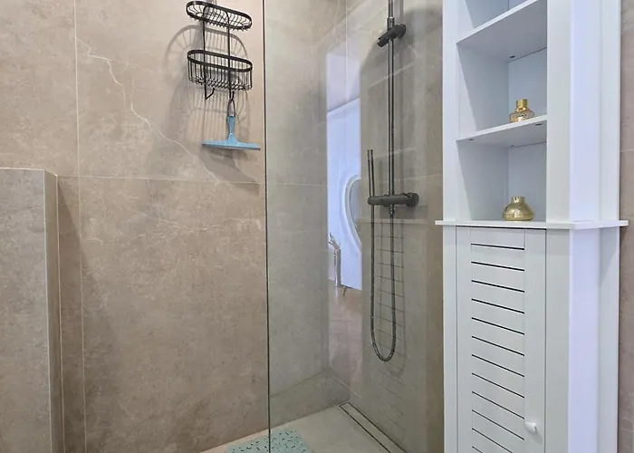 4 Guests Front Of The Sea *