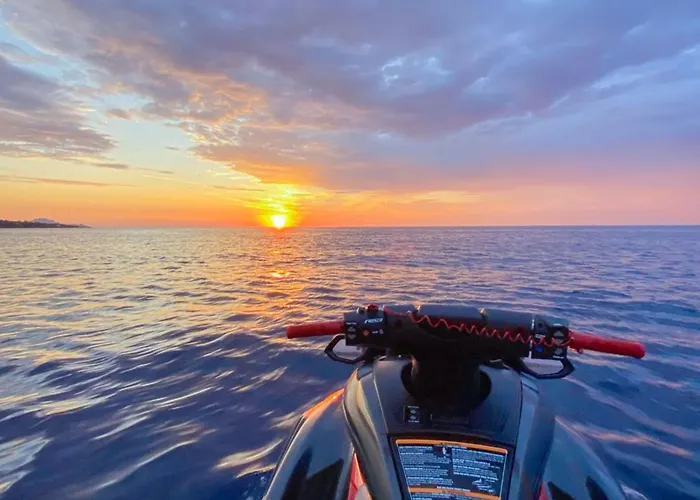 4 Guests Front Of The Sea