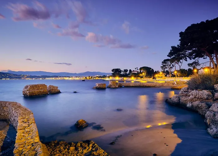 4 Guests Front Of The Sea *